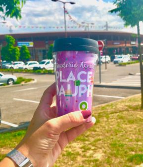 Mug Braderie anniversaire place du dauphiné - Agence de communication akinai akinaï